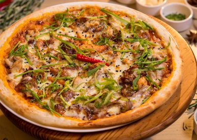 Pizza-peking-duck,-hoisin-sauce,-chilli-&-spring-onion